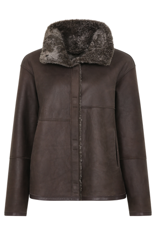 Damen Lammfellcape Modell Dolli in der Farbe dunkelbraun Vorderansicht – edles Cape aus weichem Lammfell mit fließendem Schnitt, stilvoll und wärmend für die kalte Jahreszeit.“
