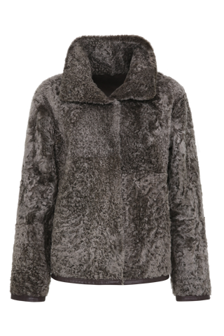 Damen Lammfellcape Modell Dolli in der Farbedunkelbraun Vorderansicht fellseite – edles Cape aus weichem Lammfell mit fließendem Schnitt, stilvoll und wärmend für die kalte Jahreszeit.“