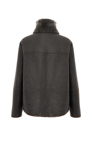 Damen Lammfellcape Modell Dolli in der Farbe Elefant, Rueckansicht– edles Cape aus weichem Lammfell mit fließendem Schnitt, stilvoll und wärmend für die kalte Jahreszeit.“