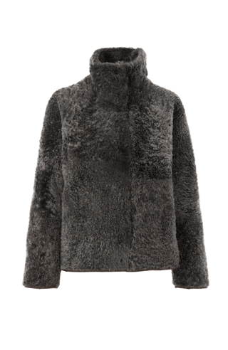 Damen Lammfellcape Modell Dolli in der Farbe Elefant, Vorderansicht Fellseite– edles Cape aus weichem Lammfell mit fließendem Schnitt, stilvoll und wärmend für die kalte Jahreszeit.“