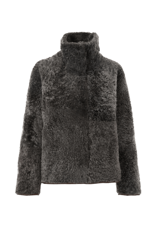 Damen Lammfellcape Modell Dolli in der Farbe Elefant, Vorderansicht Fellseite– edles Cape aus weichem Lammfell mit fließendem Schnitt, stilvoll und wärmend für die kalte Jahreszeit.“