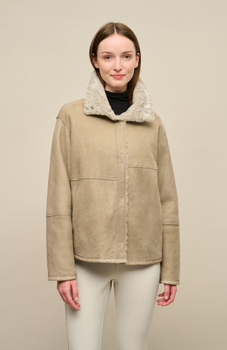 Damen Lammfellcape Modell Dolli in der Farbe sesame Vorderansicht Model – edles Cape aus weichem Lammfell mit fließendem Schnitt, stilvoll und wärmend für die kalte Jahreszeit.“