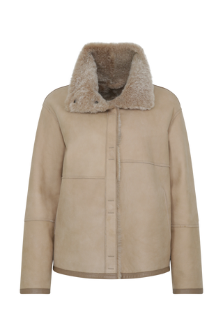 Damen Lammfellcape Modell Dolli in der Farbe sesame Vorderansicht– edles Cape aus weichem Lammfell mit fließendem Schnitt, stilvoll und wärmend für die kalte Jahreszeit.“