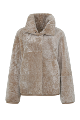 Damen Lammfellcape Modell Dolli in der Farbe sesame Vorderansicht Fellseite– edles Cape aus weichem Lammfell mit fließendem Schnitt, stilvoll und wärmend für die kalte Jahreszeit.“