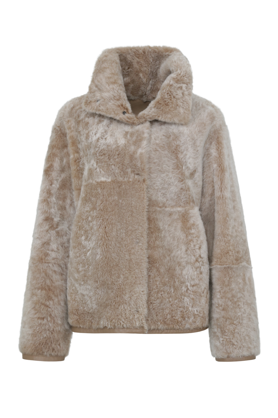 Damen Lammfellcape Modell Dolli in der Farbe sesame Vorderansicht Fellseite– edles Cape aus weichem Lammfell mit fließendem Schnitt, stilvoll und wärmend für die kalte Jahreszeit.“