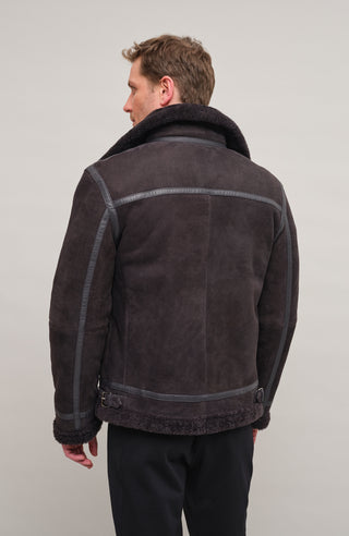 Model Rueckansicht der Herren-Lammfelljacke im Bikerstil, Modell 583694 Luis-MV, Farbe 410 Elefant"