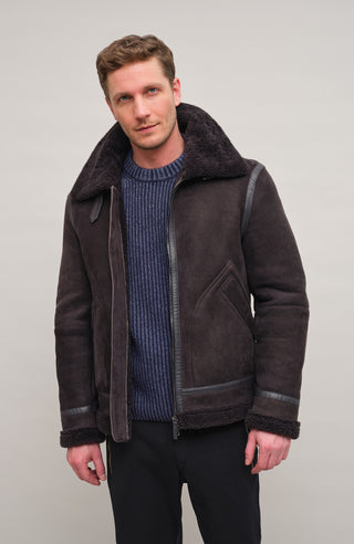 Model Vorderansicht der Herren-Lammfelljacke im Bikerstil, Modell 583694 Luis-MV, Farbe 410 Elefant"