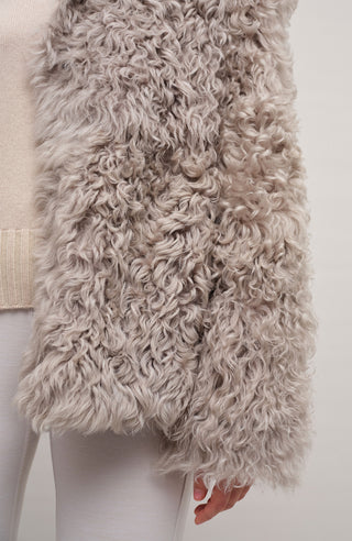 Detailansicht der Damen-Lammfelljacke mit lockigem Fell, Modell 788728 Dolli-AL, Farbe 790 Moon