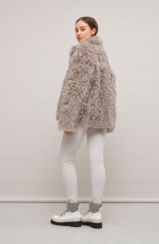 Rueckansicht am Model der Damen-Lammfelljacke mit lockigem Fell, Modell 788728 Dolli-AL, Farbe 790 Moon