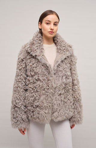 Vorderansicht am Model von der Fellseite  der Damen-Lammfelljacke mit lockigem Fell, Modell 788728 Dolli-AL, Farbe 790 Moon