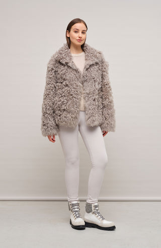Vorderansicht am Model der Damen-Lammfelljacke mit lockigem Fell, Modell 788728 Dolli-AL, Farbe 790 Moon