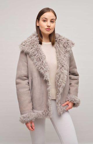 Model Vorderansicht  der Damen-Lammfelljacke mit lockigem Fell, Modell 788728 Dolli-AL, Farbe 790 Moon