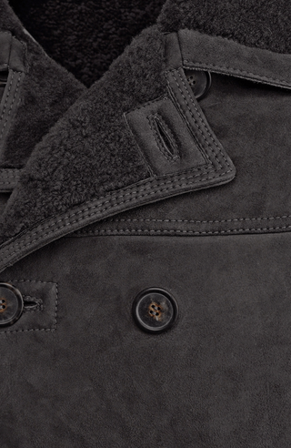 Lammfellmantel für Herren, Modell Cedric Long in Farbe Elefant – Detailansicht. Eleganter, hochwertiger Mantel aus echtem Lammfell von Frauenschuh, handgefertigt in Österreich.