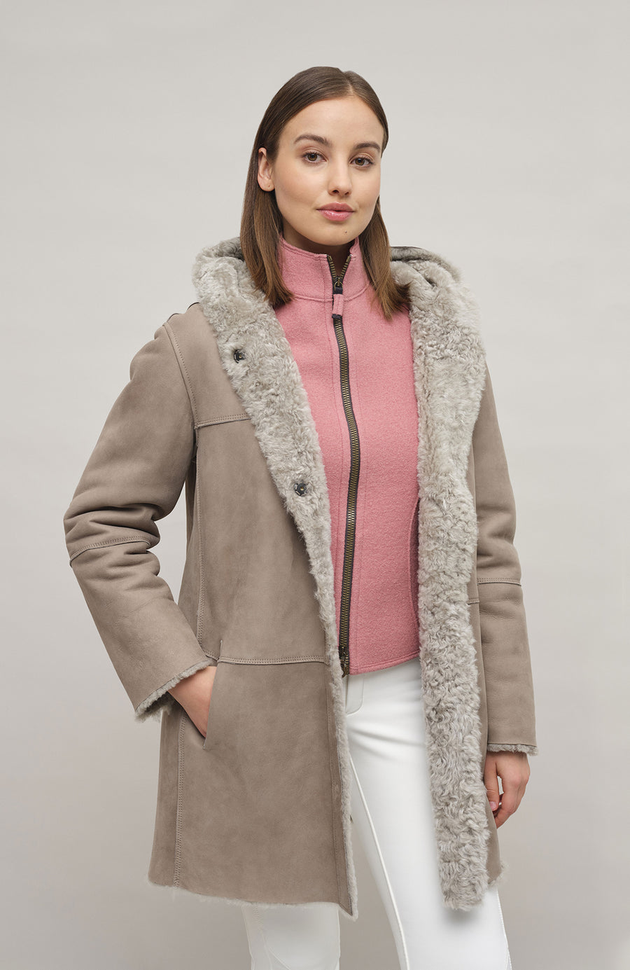 „Damen Lammfellmantel mit Kapuze von Frauenschuh, Modell Olivera in der Farbe Savanna, Model Vorderansicht Cropped– luxuriöser Wintermantel aus hochwertigem Lammfell für stilvolle Wärme.