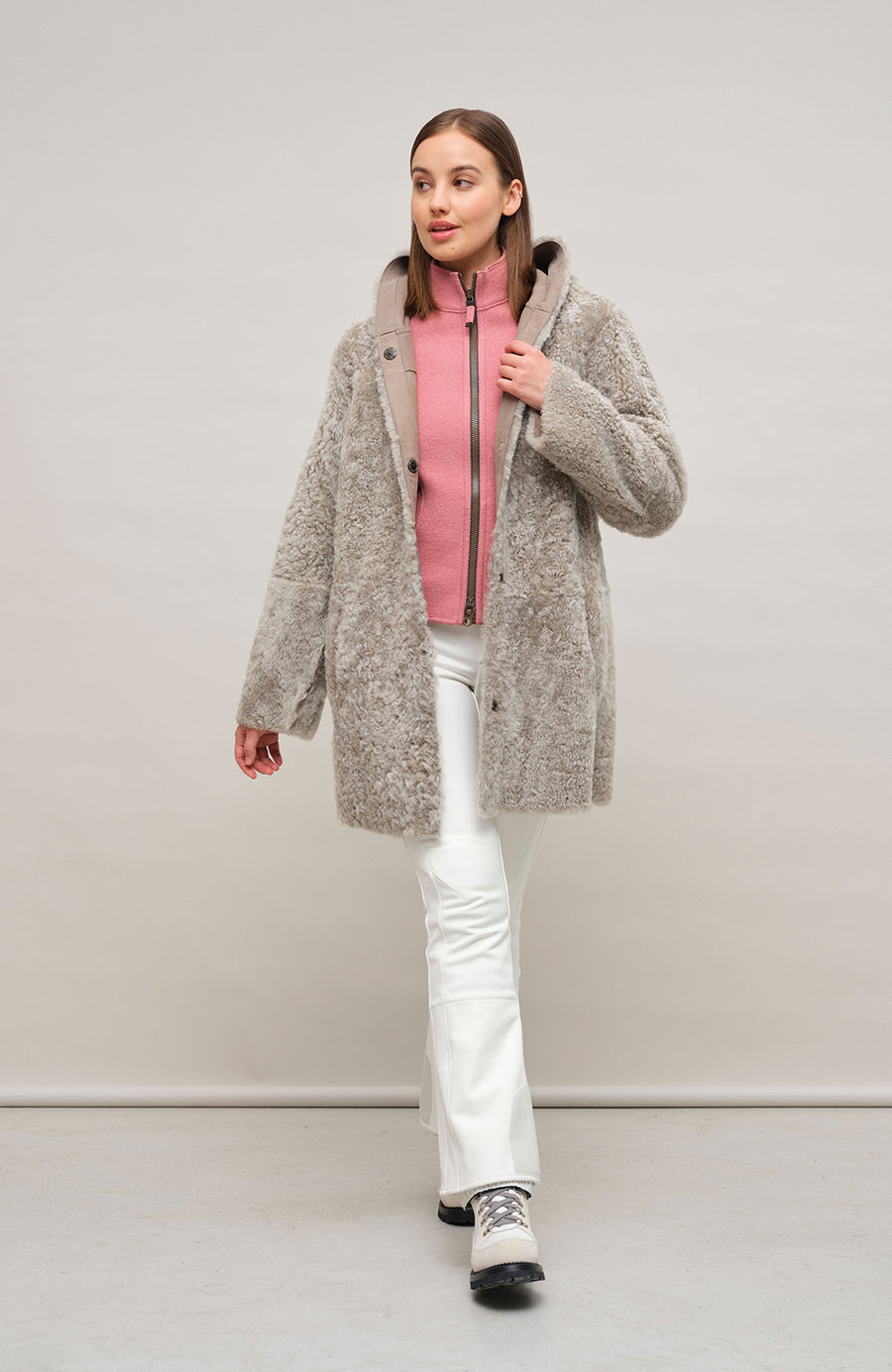 „Damen Lammfellmantel mit Kapuze von Frauenschuh, Modell Olivera in der Farbe Savanna, Model Vorderansicht – luxuriöser Wintermantel aus hochwertigem Lammfell für stilvolle Wärme.