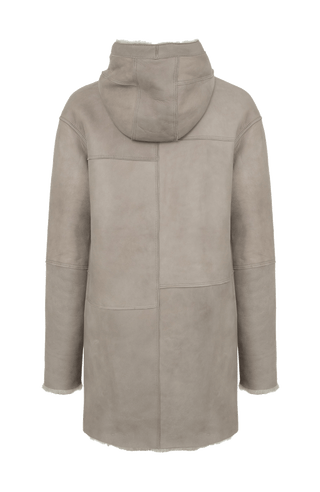 „Damen Lammfellmantel mit Kapuze von Frauenschuh, Modell Olivera in der Farbe Savanna, Rueckansicht– luxuriöser Wintermantel aus hochwertigem Lammfell für stilvolle Wärme.