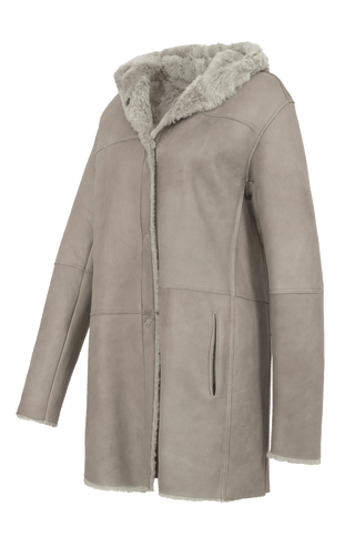 „Damen Lammfellmantel mit Kapuze von Frauenschuh, Modell Olivera in der Farbe Savanna, Seitenansicht – luxuriöser Wintermantel aus hochwertigem Lammfell für stilvolle Wärme.