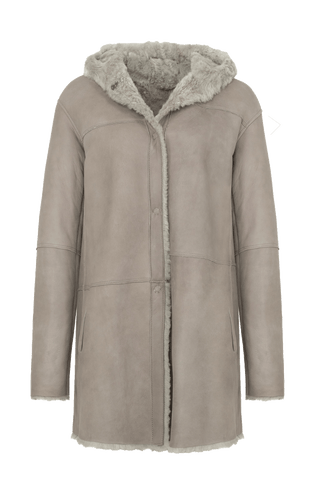 „Damen Lammfellmantel mit Kapuze von Frauenschuh, Modell Olivera in der Farbe Savanna, Vorderansicht – luxuriöser Wintermantel aus hochwertigem Lammfell für stilvolle Wärme.