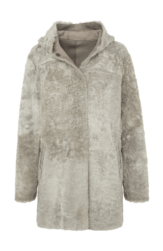 „Damen Lammfellmantel mit Kapuze von Frauenschuh, Modell Olivera in der Farbe Savanna, Vorderansicht fell– luxuriöser Wintermantel aus hochwertigem Lammfell für stilvolle Wärme.