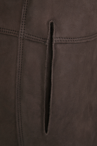 Damen Lammfellmantel mit Kapuze von Frauenschuh, Modell Olivera in der Farbe mink Detailansicht – luxuriöser Wintermantel aus hochwertigem Lammfell für stilvolle Wärme.