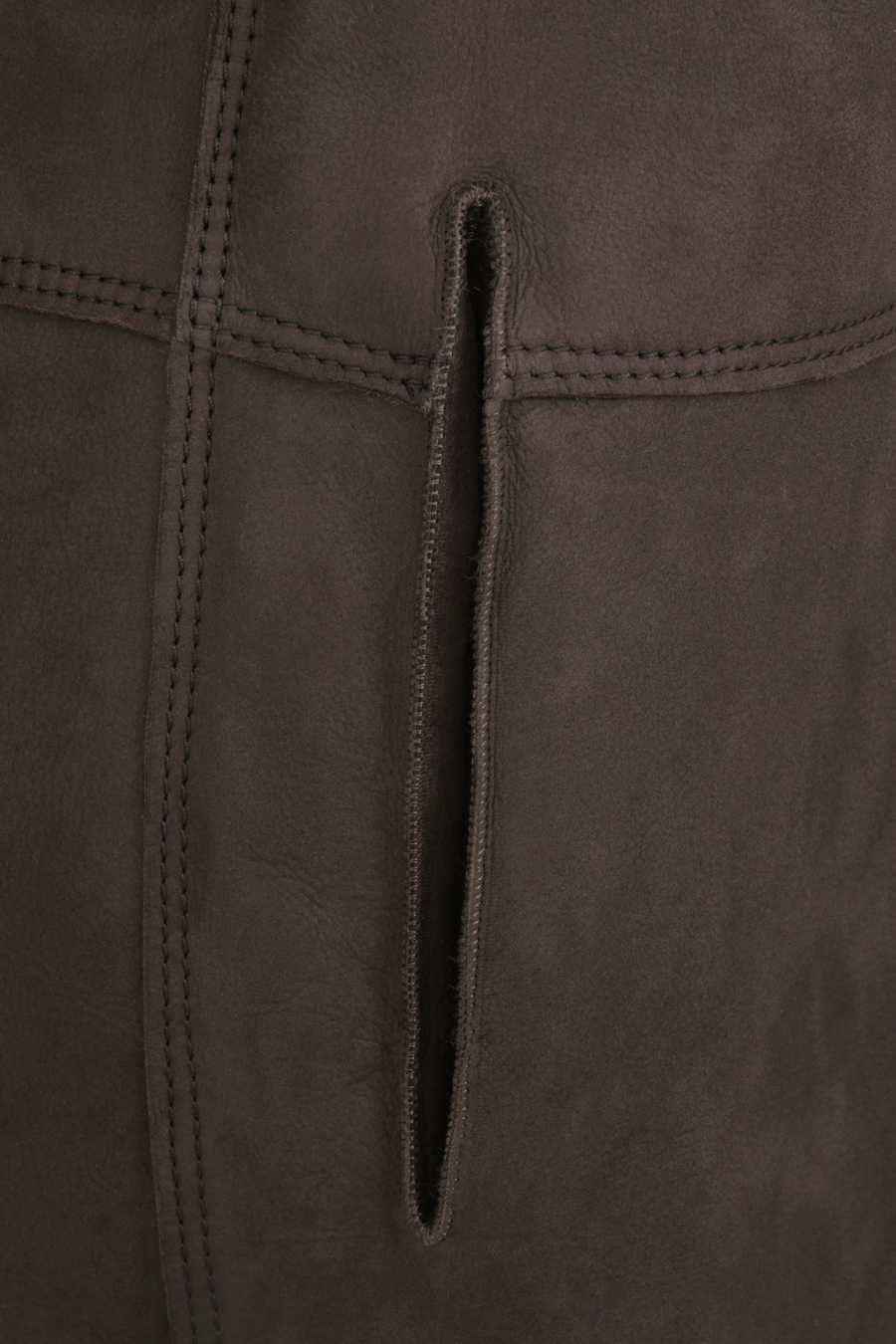 Damen Lammfellmantel mit Kapuze von Frauenschuh, Modell Olivera in der Farbe mink Detailansicht – luxuriöser Wintermantel aus hochwertigem Lammfell für stilvolle Wärme.