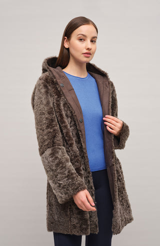 Damen Lammfellmantel mit Kapuze von Frauenschuh, Modell Olivera in der Farbe dunkelbraun Model Vorderansicht Cropped– luxuriöser Wintermantel aus hochwertigem Lammfell für stilvolle Wärme.