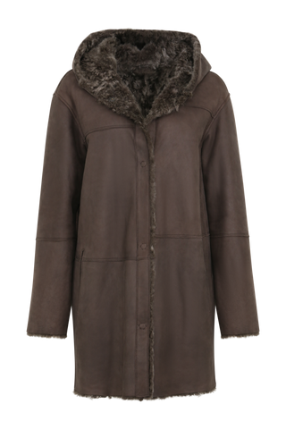 Damen Lammfellmantel mit Kapuze von Frauenschuh, Modell Olivera in der Farbe dunkelbraun Vorderansicht– luxuriöser Wintermantel aus hochwertigem Lammfell für stilvolle Wärme.