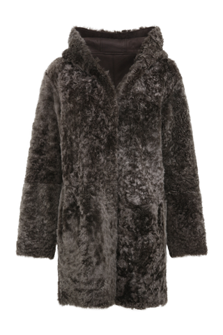 Damen Lammfellmantel mit Kapuze von Frauenschuh, Modell Olivera in der Farbe dunkelbraun Vorderansicht Fell– luxuriöser Wintermantel aus hochwertigem Lammfell für stilvolle Wärme.