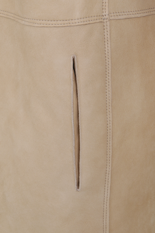 Damen Lammfellmantel mit Kapuze von Frauenschuh, Modell Olivera in der Farbe sesam, Detailansicht – luxuriöser Wintermantel aus hochwertigem Lammfell für stilvolle Wärme.