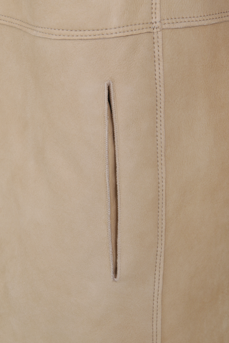 Damen Lammfellmantel mit Kapuze von Frauenschuh, Modell Olivera in der Farbe sesam, Detailansicht – luxuriöser Wintermantel aus hochwertigem Lammfell für stilvolle Wärme.