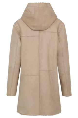 Damen Lammfellmantel mit Kapuze von Frauenschuh, Modell Olivera in der Farbe sesam, Rueckansicht – luxuriöser Wintermantel aus hochwertigem Lammfell für stilvolle Wärme.