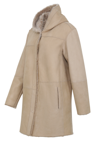 Damen Lammfellmantel mit Kapuze von Frauenschuh, Modell Olivera in der Farbe sesam, Seitenansicht – luxuriöser Wintermantel aus hochwertigem Lammfell für stilvolle Wärme.