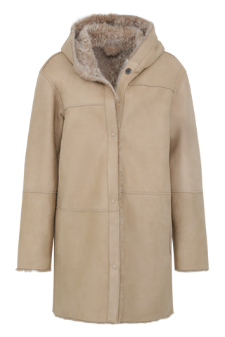 Damen Lammfellmantel mit Kapuze von Frauenschuh, Modell Olivera in der Farbe sesam, Vorderansicht – luxuriöser Wintermantel aus hochwertigem Lammfell für stilvolle Wärme.