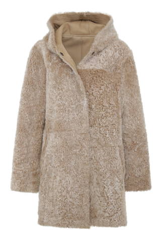 Damen Lammfellmantel mit Kapuze von Frauenschuh, Modell Olivera in der Farbe sesam, Vorderansicht fell – luxuriöser Wintermantel aus hochwertigem Lammfell für stilvolle Wärme.