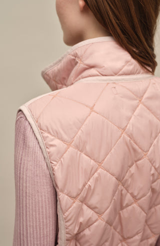 Lange Steppweste Kim-QL in Farbe  Dustyrose, Detailansicht am Model, Damenweste aus nachhaltiger Mode aus Österreich