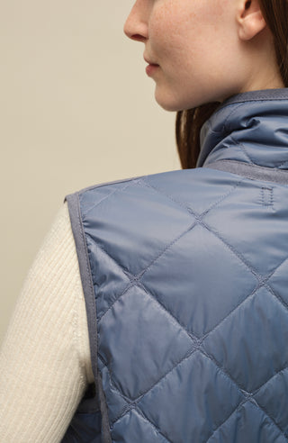 Lange Steppweste Kim-QL in Farbe  Denim, Rueckanischt am Model, Damenweste aus nachhaltiger Mode aus Österreich