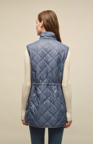 Lange Steppweste Kim-QL in Farbe  Denim, Rueckanischt am Model, Damenweste aus nachhaltiger Mode aus Österreich