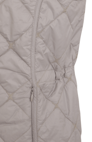 Lange Steppweste Kim-QL in Farbe 310 Cashmere, Detailansicht, Damenweste aus nachhaltiger Mode aus Österreich
