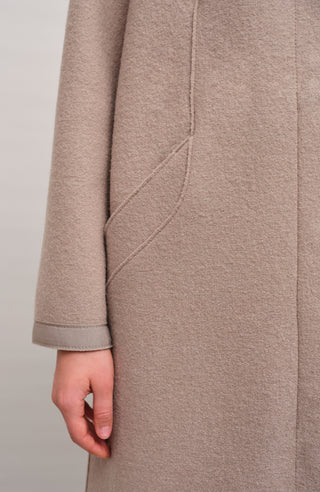 Langer Damen-Walkmantel, Modell 732129 Ella-CW in Farbe 310 Cashmere -  Model Detailansicht