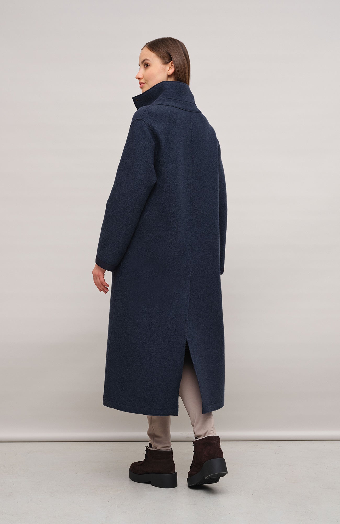 Langer Damen-Walkmantel, Modell 732129 Ella-CW in Farbe 1630 Midnight – Model Rueckansicht
