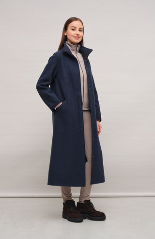 Langer Damen-Walkmantel, Modell 732129 Ella-CW in Farbe 1630 Midnight –Model Vorderansicht