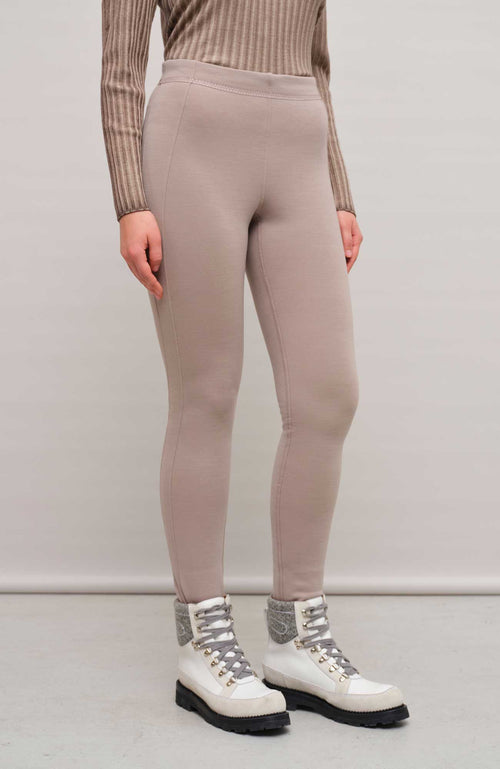 Frauenschuh Daphne PSW Funktionsleggings für Damen in Cashmere-Beige (31-0), Seitenansicht der Winterleggings aus elastischem, atmungsaktivem Material. Ideal für Herbst und Winter, bietet hohe Bewegungsfreiheit und Komfort bei Outdoor-Aktivitäten und Fitness. Modischer Schnitt mit elastischem Bund und praktischen Taschen für einen sportlichen Look