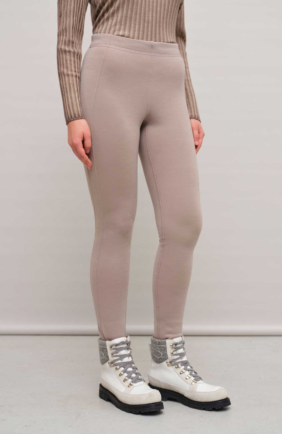 Frauenschuh Daphne PSW Funktionsleggings für Damen in Cashmere-Beige (31-0), Seitenansicht der Winterleggings aus elastischem, atmungsaktivem Material. Ideal für Herbst und Winter, bietet hohe Bewegungsfreiheit und Komfort bei Outdoor-Aktivitäten und Fitness. Modischer Schnitt mit elastischem Bund und praktischen Taschen für einen sportlichen Look
