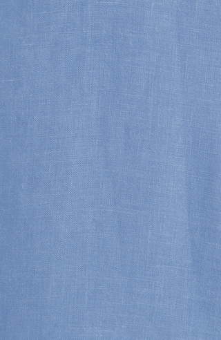 Leichte Damenbluse von Frauenschuh aus hellblauen Leinen,  detailansicht fotografiert, freigestellt auf weißem Hintergrund