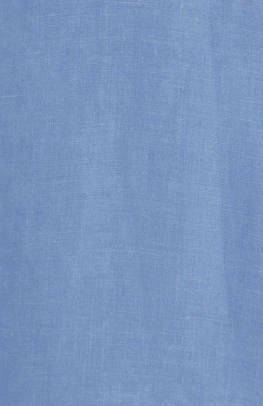 Leichte Damenbluse von Frauenschuh aus hellblauen Leinen,  detailansicht fotografiert, freigestellt auf weißem Hintergrund