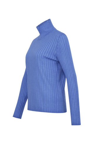 Lockerer Damen-Rollkragenpullover in Blau (Farbe ocean blue, Modell 533601 MarleenDyed-RB, aus weicher Baumwollmischung, zeigt das elegante Design und die feine Strickstruktur – ideal für kühle Tage und vielseitig kombinierbar