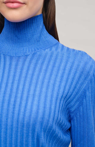 Lockerer Damen-Rollkragenpullover in Blau (Farbe ocean blue, Modell 533601 MarleenDyed-RB, aus weicher Baumwollmischung, zeigt das elegante Design und die feine Strickstruktur – ideal für kühle Tage und vielseitig kombinierbar