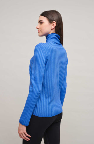 Lockerer Damen-Rollkragenpullover in Blau (Farbe ocean blue, Modell 533601 MarleenDyed-RB, aus weicher Baumwollmischung, zeigt das elegante Design und die feine Strickstruktur – ideal für kühle Tage und vielseitig kombinierbar