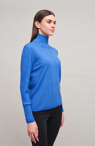 Lockerer Damen-Rollkragenpullover in Blau (Farbe ocean blue, Modell 533601 MarleenDyed-RB, aus weicher Baumwollmischung, zeigt das elegante Design und die feine Strickstruktur – ideal für kühle Tage und vielseitig kombinierbar