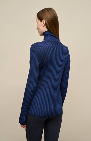 Lockerer Damen-Rollkragenpullover in dunklem Violett (Farbe 161-0 Twilight), Modell 533601 MarleenDyed-RB, weiche Baumwollmischung, Rückansicht am Model – eleganter, bequemer Strickpullover für alle Jahreszeiten